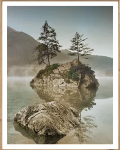 Bönninghoff Bild mit Rahmen »Wandbild gerahmt INSEL IM SEE 40x50 cm – Natur Wandbild beruhigend« Bäume | Felsen | Landschaft | Natur | See | Seebilder 1 Stk. tlg. mit dekorativem Rahmen