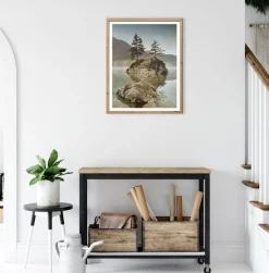Bönninghoff Bild mit Rahmen »Wandbild gerahmt INSEL IM SEE 40x50 cm – Natur Wandbild beruhigend« Bäume | Felsen | Landschaft | Natur | See | Seebilder 1 Stk. tlg. mit dekorativem Rahmen