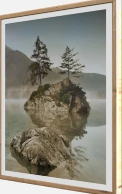 Bönninghoff Bild mit Rahmen »Wandbild gerahmt INSEL IM SEE 40x50 cm – Natur Wandbild beruhigend« Bäume | Felsen | Landschaft | Natur | See | Seebilder 1 Stk. tlg. mit dekorativem Rahmen