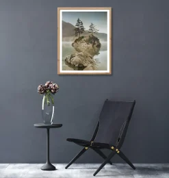 Bönninghoff Bild mit Rahmen »Wandbild gerahmt INSEL IM SEE 40x50 cm – Natur Wandbild beruhigend« Bäume | Felsen | Landschaft | Natur | See | Seebilder 1 Stk. tlg. mit dekorativem Rahmen