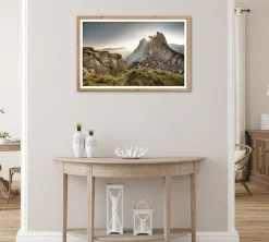 Bönninghoff Bild mit Rahmen »Wandbild gerahmt BERGE SONNENAUFGANG 50x70 cm – Landschaftsbild Alpen« Berge | Blumen | Felsen | Natur | Sonnenaufgang 1 Stk. tlg. mit dekorativem Rahmen