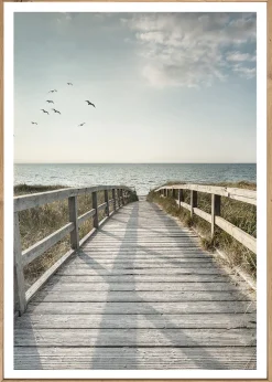 Bönninghoff Bild mit Rahmen »Wandbild gerahmt STEG ZUM MEER 50x70 cm – Maritime Küsten Deko« Meer | Natur | Steg | Strand | Vögel 1 Stk. tlg. mit dekorativem Rahmen