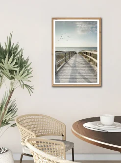 Bönninghoff Bild mit Rahmen »Wandbild gerahmt STEG ZUM MEER 50x70 cm – Maritime Küsten Deko« Meer | Natur | Steg | Strand | Vögel 1 Stk. tlg. mit dekorativem Rahmen