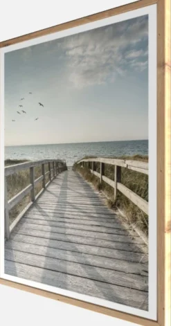 Bönninghoff Bild mit Rahmen »Wandbild gerahmt STEG ZUM MEER 50x70 cm – Maritime Küsten Deko« Meer | Natur | Steg | Strand | Vögel 1 Stk. tlg. mit dekorativem Rahmen