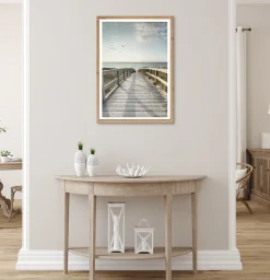 Bönninghoff Bild mit Rahmen »Wandbild gerahmt STEG ZUM MEER 50x70 cm – Maritime Küsten Deko« Meer | Natur | Steg | Strand | Vögel 1 Stk. tlg. mit dekorativem Rahmen