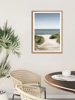 Bönninghoff Bild mit Rahmen »Wandbild gerahmt STRANDWEG 50x70 cm – Holzsteg zum Meer im Scandi Stil« Düne | Gräser | Küste | Landschaft | Meer | Natur | Strand 1 Stk. tlg. mit dekorativem Rahmen