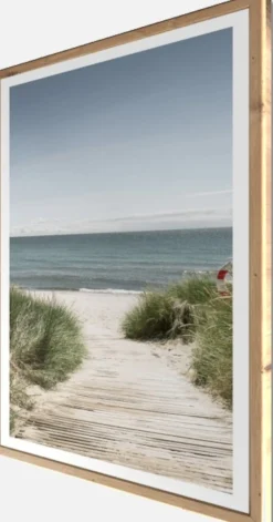 Bönninghoff Bild mit Rahmen »Wandbild gerahmt STRANDWEG 50x70 cm – Holzsteg zum Meer im Scandi Stil« Düne | Gräser | Küste | Landschaft | Meer | Natur | Strand 1 Stk. tlg. mit dekorativem Rahmen