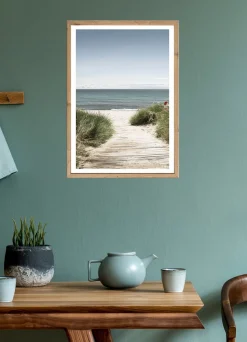 Bönninghoff Bild mit Rahmen »Wandbild gerahmt STRANDWEG 50x70 cm – Holzsteg zum Meer im Scandi Stil« Düne | Gräser | Küste | Landschaft | Meer | Natur | Strand 1 Stk. tlg. mit dekorativem Rahmen