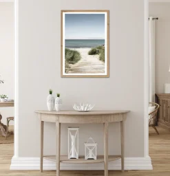 Bönninghoff Bild mit Rahmen »Wandbild gerahmt STRANDWEG 50x70 cm – Holzsteg zum Meer im Scandi Stil« Düne | Gräser | Küste | Landschaft | Meer | Natur | Strand 1 Stk. tlg. mit dekorativem Rahmen