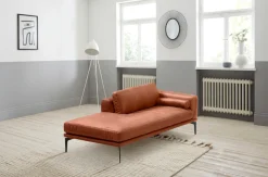 Egoitaliano Ottomane »Masu, Design trifft super Sitzkomfort, mit toller Detailverarbeitung« Rückenkissen und Armteilrolle für mehr Komfort, mit Metallfüßen
