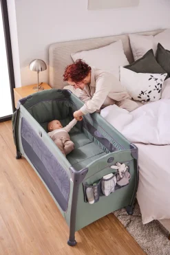Hauck Baby-Reisebett »Play N Relax Center, dark blue« inkl. Neugeboreneneinhang, Wickelmulde, Ausstieg, Räder