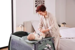 Hauck Baby-Reisebett »Play N Relax Center, dark blue« inkl. Neugeboreneneinhang, Wickelmulde, Ausstieg, Räder