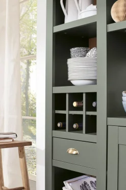 Home affaire Buffet »Cambridge, Hochschrank im Landhausstil, moderner Schrank,Küchenschrank« schöne Kranzoptik, messingfarbene Metallgriffe, 194 cm breit