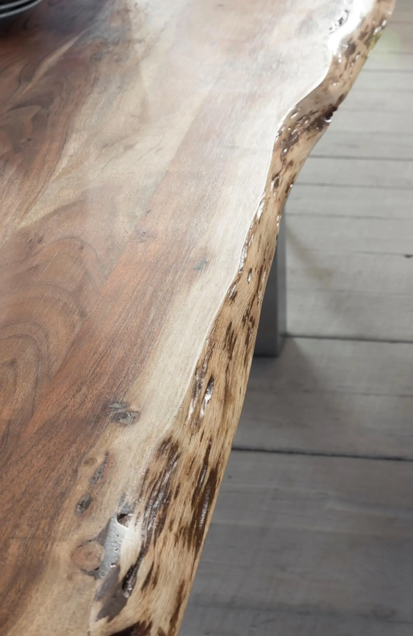 Home affaire Esstisch »Manhattan« mit Baumkantenoptik und Gestell U-Form aus weißem Metall
