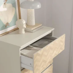 Home affaire Kommode »Maise in Holzoptik mit elegantem Fischgrätmuster« Fischgrätdekorfronten für einen modernen Wohnstil