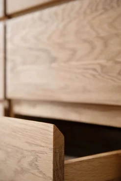 Home affaire Kommode »Zetra Schubladenschrank, 2 Schubladen/2 Türen mit Soft-Close-Function« Fertig montiert, Eiche Massivholz, Breite 88 cm