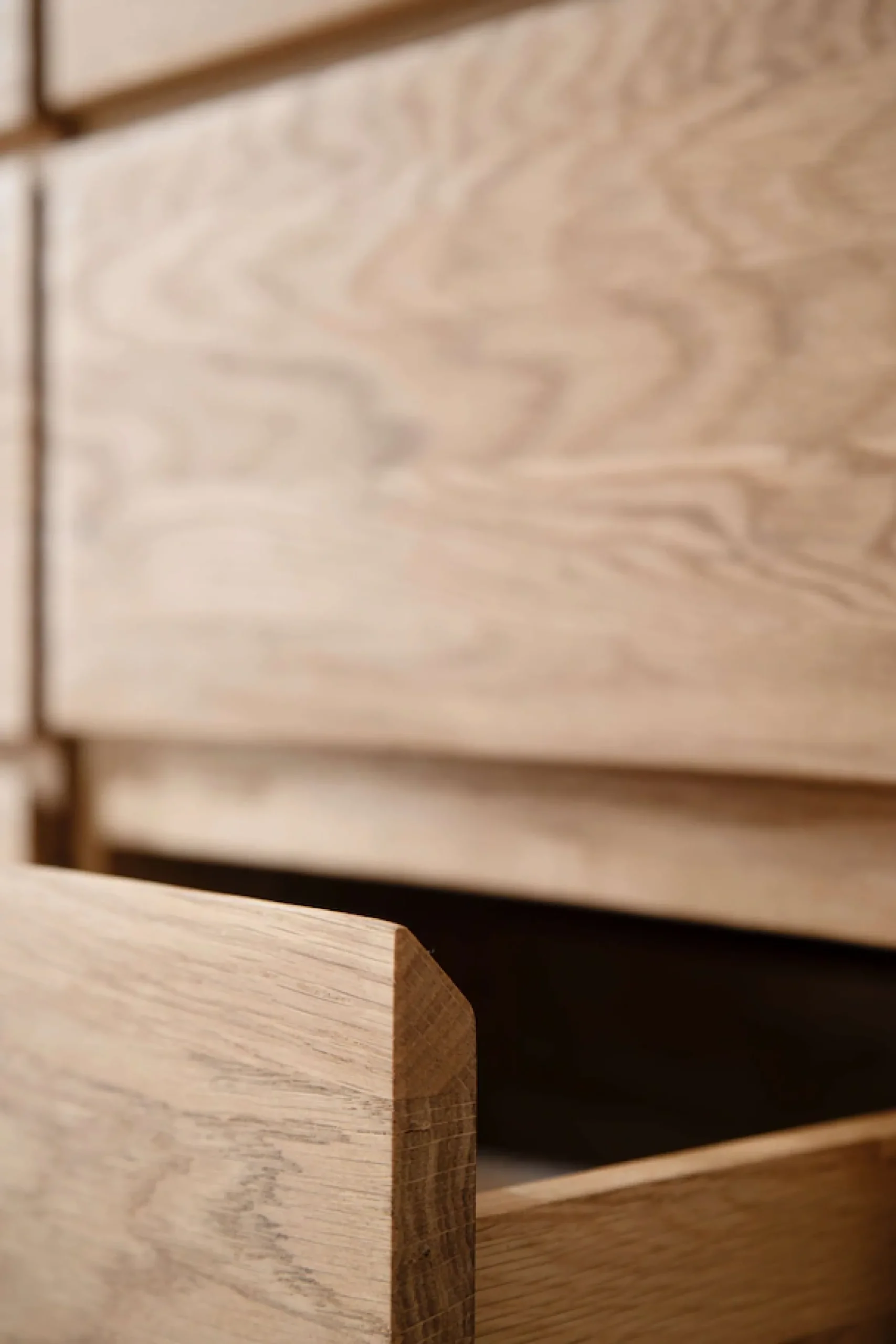 Home affaire Kommode »Zetra Schubladenschrank, 2 Schubladen/2 Türen mit Soft-Close-Function« Fertig montiert, Eiche Massivholz, Breite 88 cm