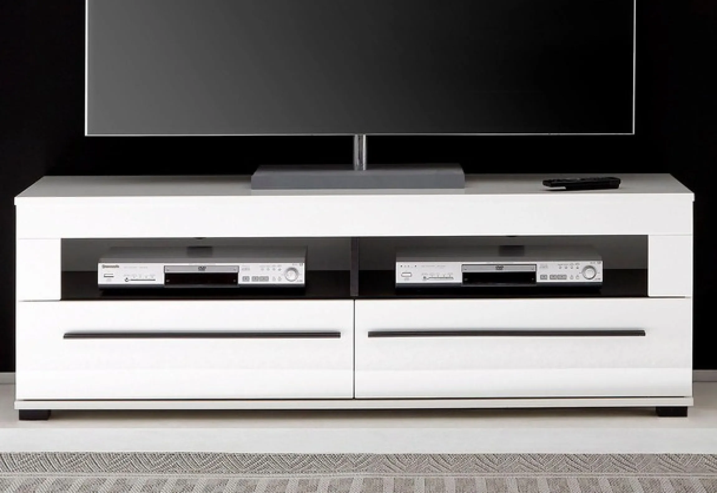 Home affaire Lowboard »Cantara, TV-Unterteil modern, Kommode in Eiche Evoke, Weiß o Kaschmir« schwarze Stangengriffe, ausreichend Stauraum, vielseitig einsetzbar