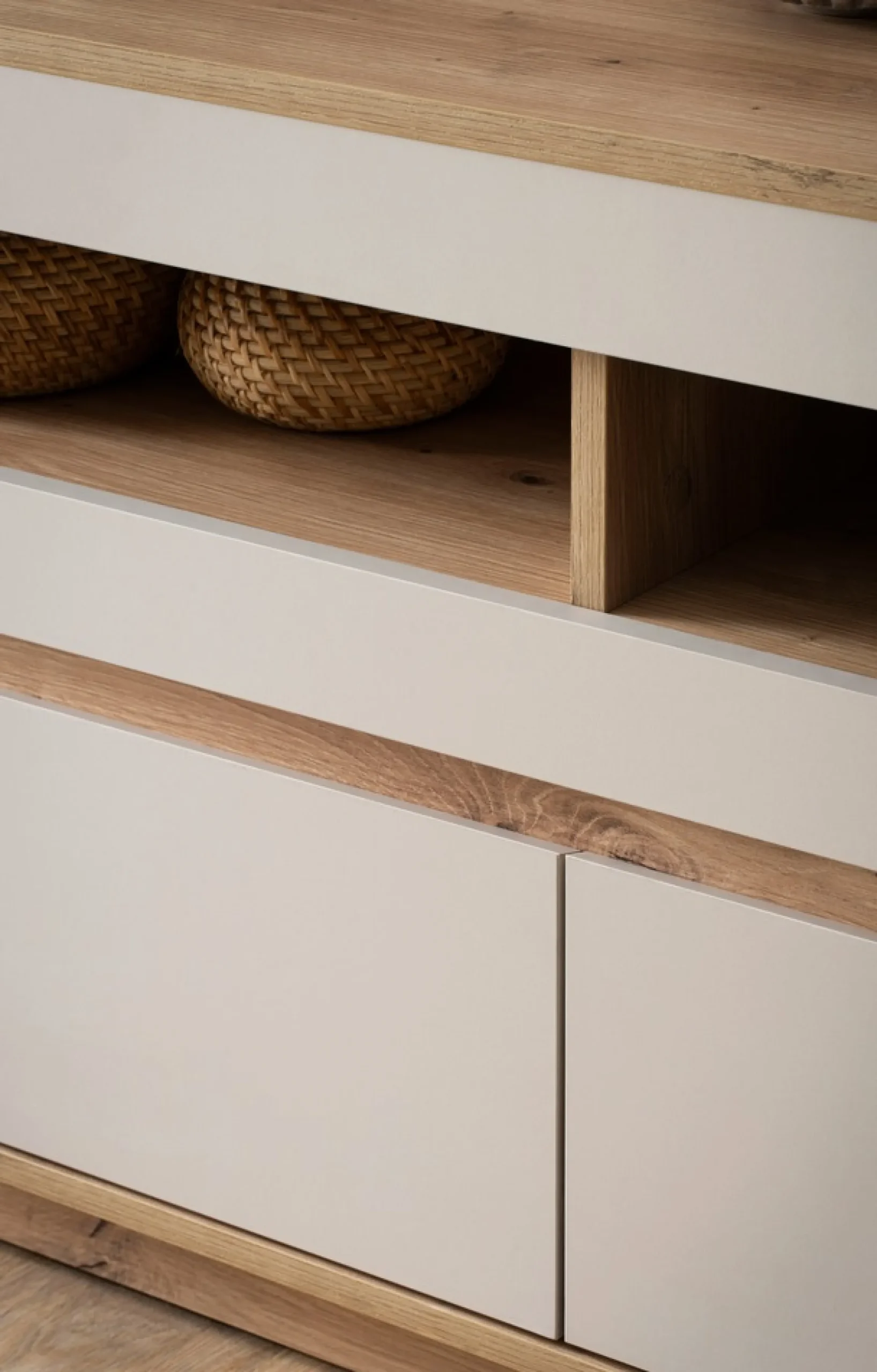 Home affaire Lowboard »Sonora, moderner TV-Unterschrank, Kommode in Eiche Artisan, TV-Schrank« filigrane Rahmenoptik, ausreichend Stauraum, vielseitig einsetzbar
