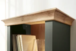 Home affaire Regal »Cambridge, Standregal im Landhausstil, Mehrzweckschrank, Hochschrank« schöne Kranzoptik, messingfarbene Metallgriffe, 207 cm hoch