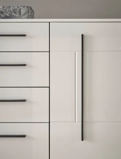 Home affaire Sideboard »Cantara, moderner Schrank, Kommode in Eiche Evoke, Weiß oder Kaschmir« schwarze Stangengriffe, ausreichend Stauraum, vielseitig einsetzbar