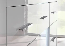 Home affaire Vitrine »Bianco, moderne Standvitrine, Vitrinenschrank, Glasvitrine« silberne Metallgriffe, ausreichend Stauraum, zeitlos, 142 cm hoch