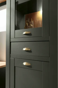 Home affaire Vitrine »Cambridge, Hochschrank im Landhausstil, Glasvitrine« schöne Kranzoptik, messingfarbene Metallgriffe, 207 cm hoch