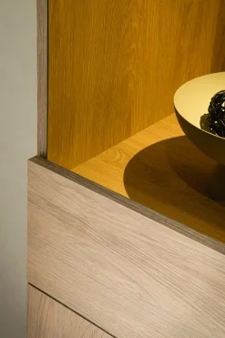 Home affaire Vitrine »Lund, moderner Hochschrank, Glasvitrine mit Kufengestell aus Metall« optisch dünner Oberboden, hochwertige Optik, ausreichend Stauraum
