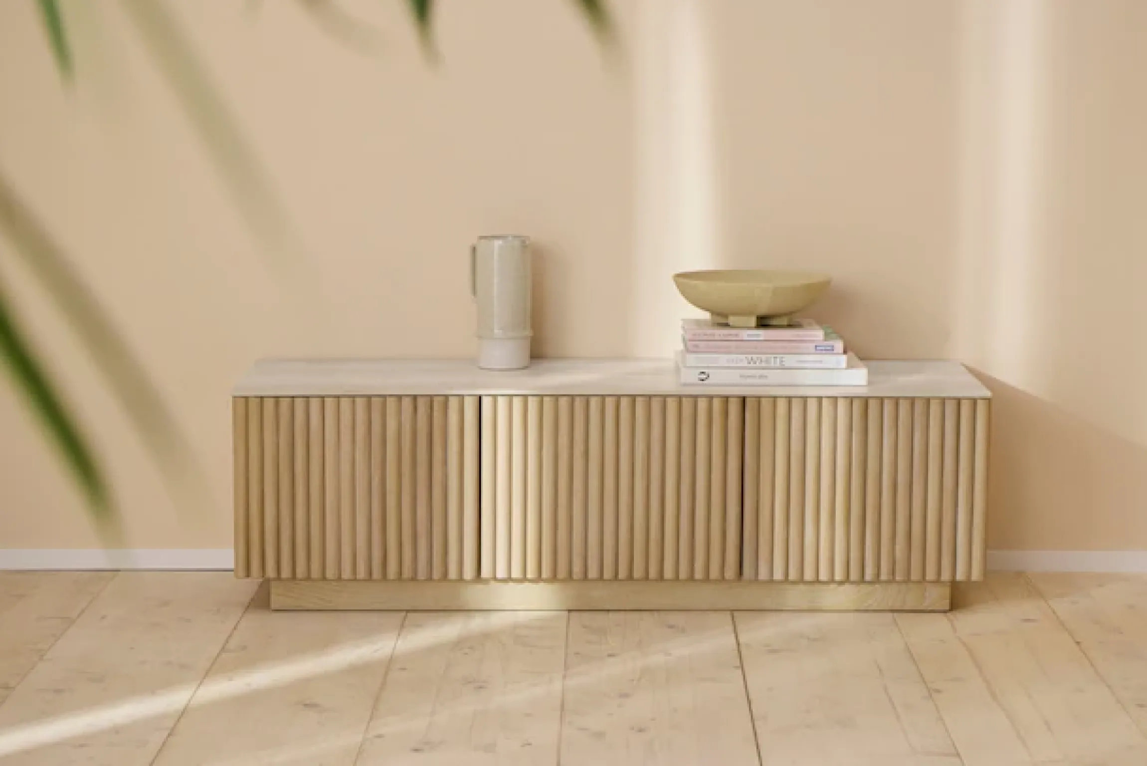 homsy by Ana Johnson TV-Schrank »Solva« Holzoptik aus Esche, geriffelte Front, Keramikplatte, Breite 138 cm