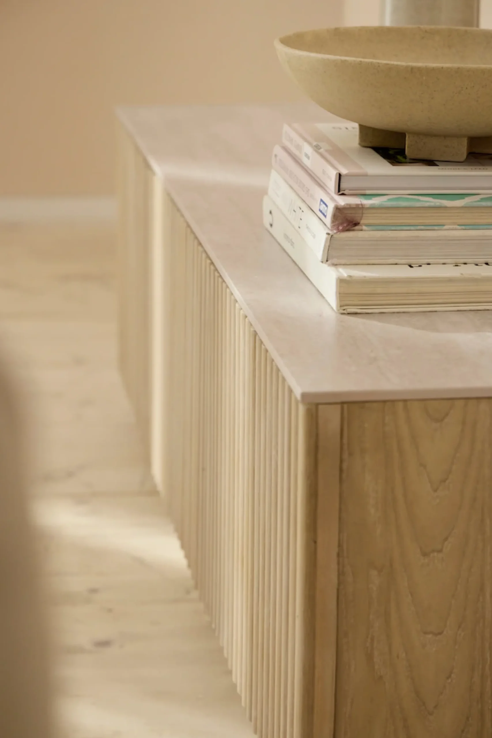 homsy by Ana Johnson TV-Schrank »Solva« Holzoptik aus Esche, geriffelte Front, Keramikplatte, Breite 138 cm