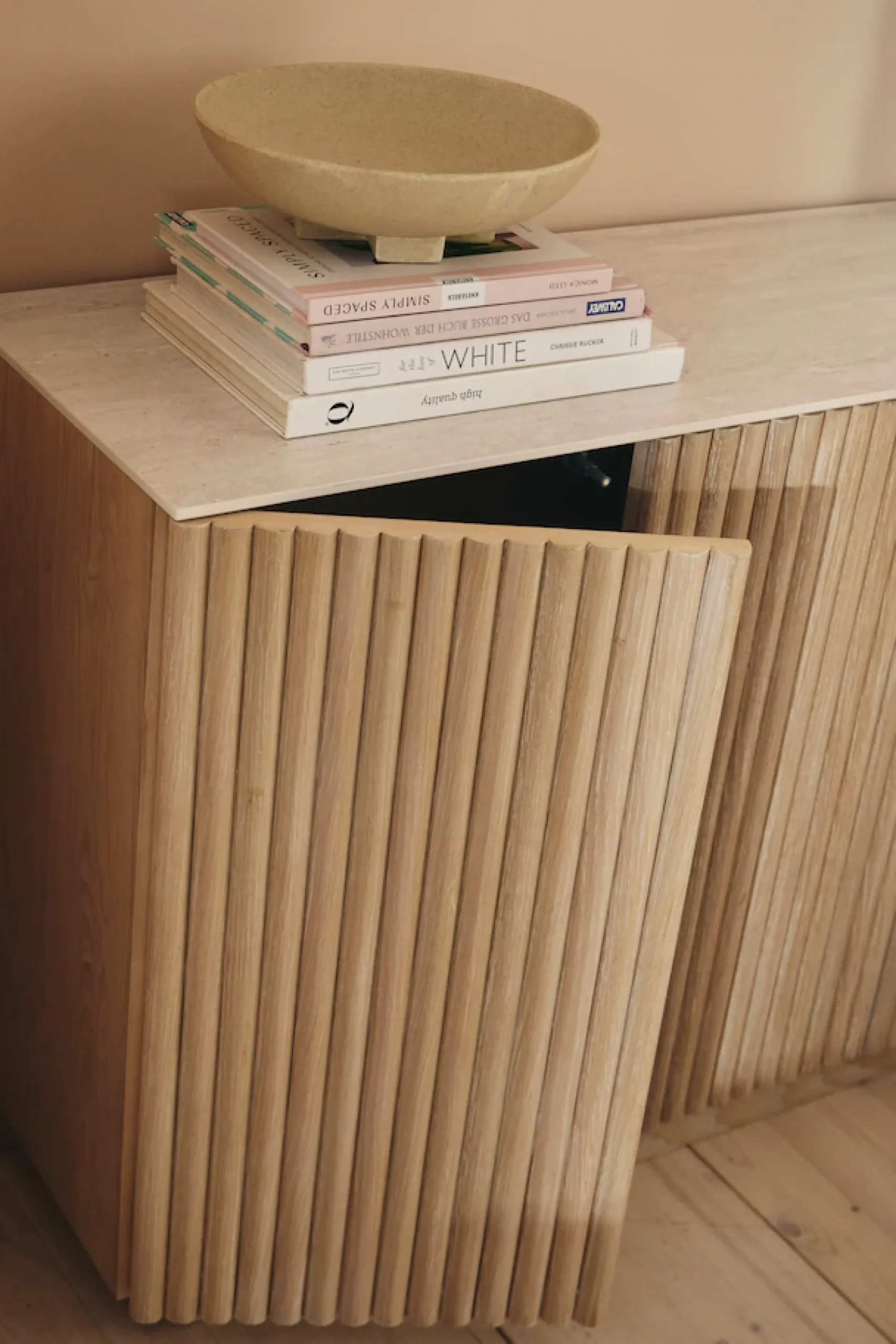 homsy by Ana Johnson TV-Schrank »Solva« Holzoptik aus Esche, geriffelte Front, Keramikplatte, Breite 138 cm