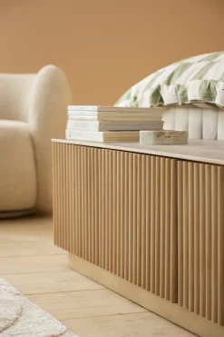 homsy by Ana Johnson TV-Schrank »Solva« Holzoptik aus Esche, geriffelte Front, Keramikplatte, Breite 138 cm