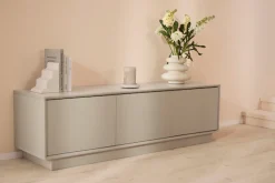 homsy by Ana Johnson TV-Schrank »Storvia« seidenmatte Lackierung, geräuschlose Soft-Close-Schubladen, B 140 cm