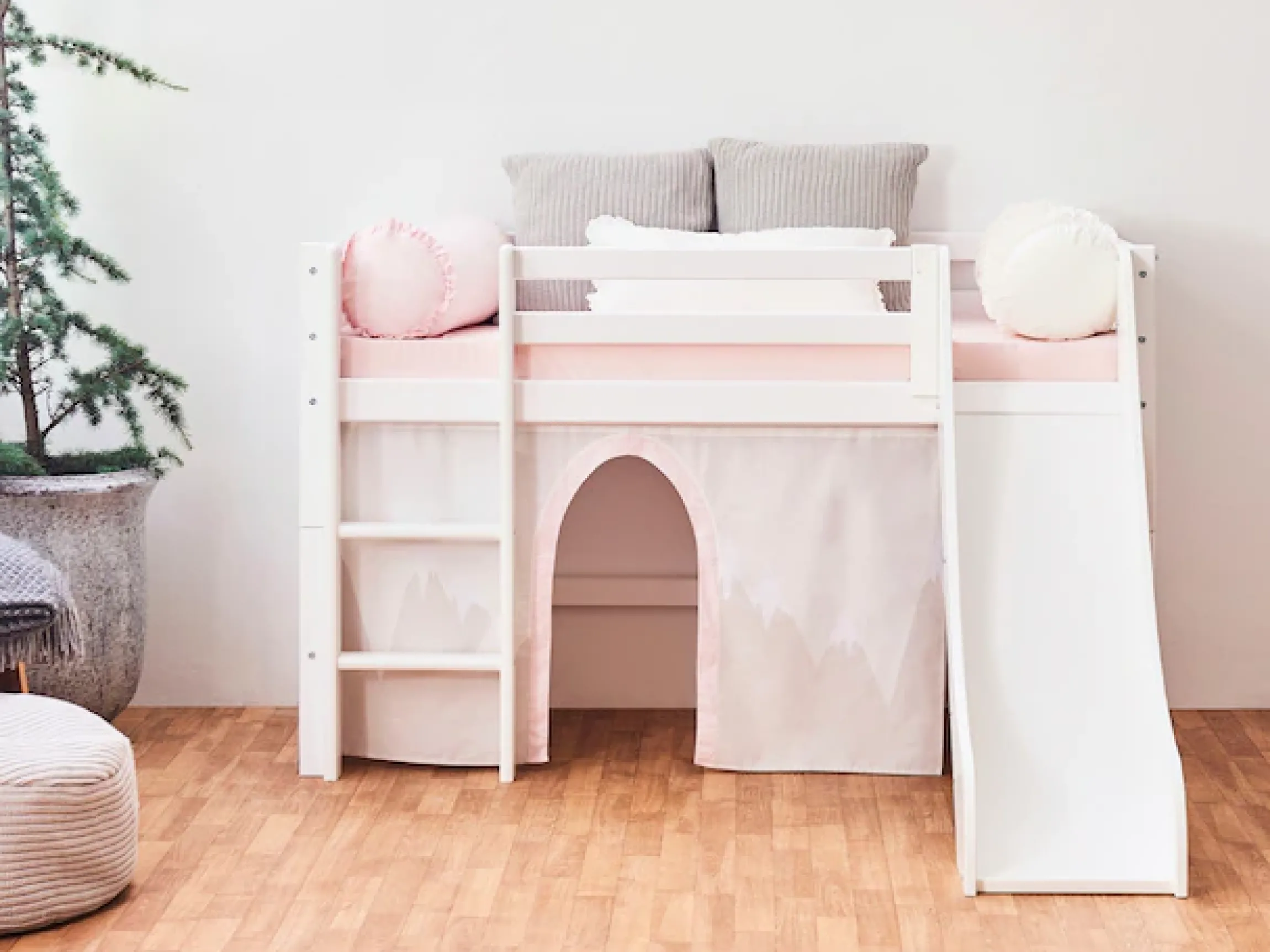 Hoppekids Hochbett »«Winter Wonderland»« Set, 4 Stk. tlg. 90x200 mit Rutsche, Vorhang & Matratze