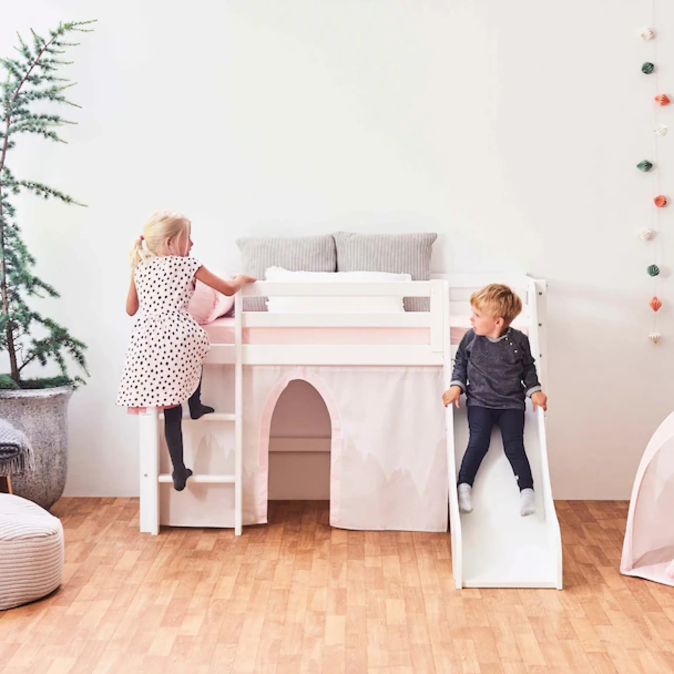 Hoppekids Hochbett »«Winter Wonderland»« Set, 4 Stk. tlg. 90x200 mit Rutsche, Vorhang & Matratze