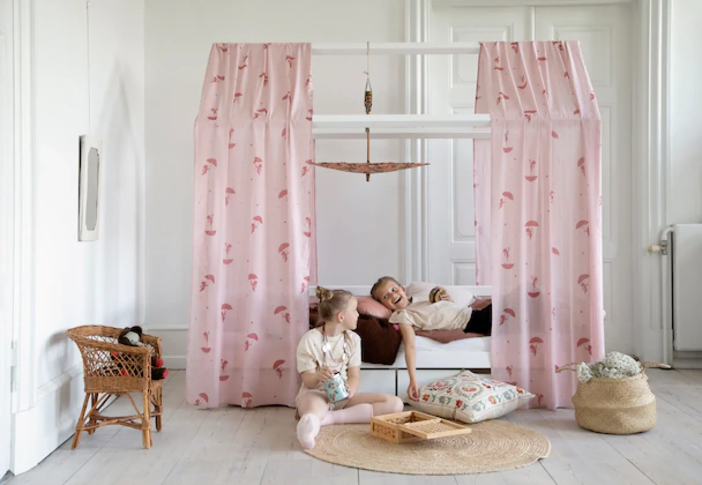 Hoppekids Kinderbett »ECO Dream« Hausbett mit Dach 90x200 massiv weiß