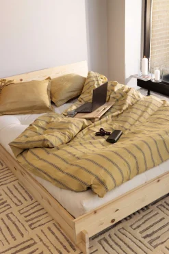 Karup Design Bettgestell »Latch Bed mit Kopfteil, FSC®-zertifiziertes Massivholz, Made in Europe« mit 2 Ablagen, inklusive Lattenrost, ohne Matratze, massive Qualität