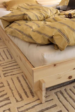 Karup Design Bettgestell »Latch Bed mit Kopfteil, FSC®-zertifiziertes Massivholz, Made in Europe« mit 2 Ablagen, inklusive Lattenrost, ohne Matratze, massive Qualität