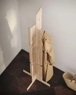 Karup Design Garderobenständer »Keeper Coat Stand, Kleiderständer mit 12 Haken, Made in Europe« frei stehend,vielseitig einsetzbar, FSC®-zertifiziertes Massivholz,