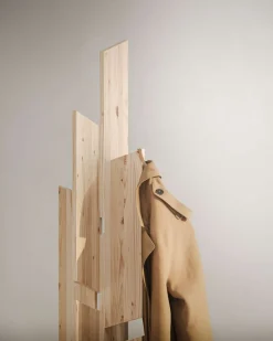 Karup Design Garderobenständer »Keeper Coat Stand, Kleiderständer mit 12 Haken, Made in Europe« frei stehend,vielseitig einsetzbar, FSC®-zertifiziertes Massivholz,