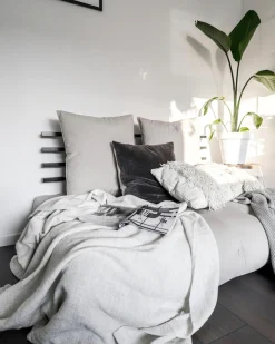 Karup Design Schlafsofa »Shinsano, futonstil, Rückenrahmen und zweiteiligem Kissenset« aus massivem Kiefernholz, faltbarer Matratze, multifunktional, Scandi
