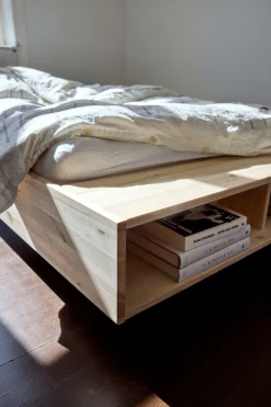 Karup Design Stauraumbett »Merge Bed Bettgestell m. integrierter Bank m. Stauraum, mehrere Größen« inkl. Lattenrost, excl. Matratze, FSC®-zertifiziertes Massivholz
