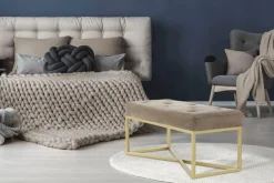 Kayoom Hockerbank »Cameron 125, glamouröses Design, glänzenden Metallfüßen, in Samt-Look« 1 Stk. tlg. bequem, elegant, mit Zierknöpfen, Gold-coated Eisengestell
