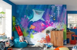 Komar Vliestapete »Digitaldruck Vlies -Dory Aqua Party - Größe 300 x 280 cm« bedruckt glatt Kinderzimmer