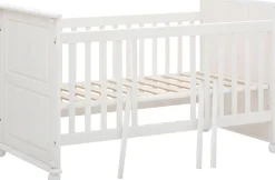 OTTO home Babyzimmer-Komplettset »Aimo, luxoriöser Landhausstil, Messinggriffe,« Spar-Set, Kinderbett, Wickelkommode, Unterbauregal, 5 Schubladen, 3 Stk. tlg. aus Massivholz; FSC®-Holz aus gewissenhaft bewirtschafteten Wäldern