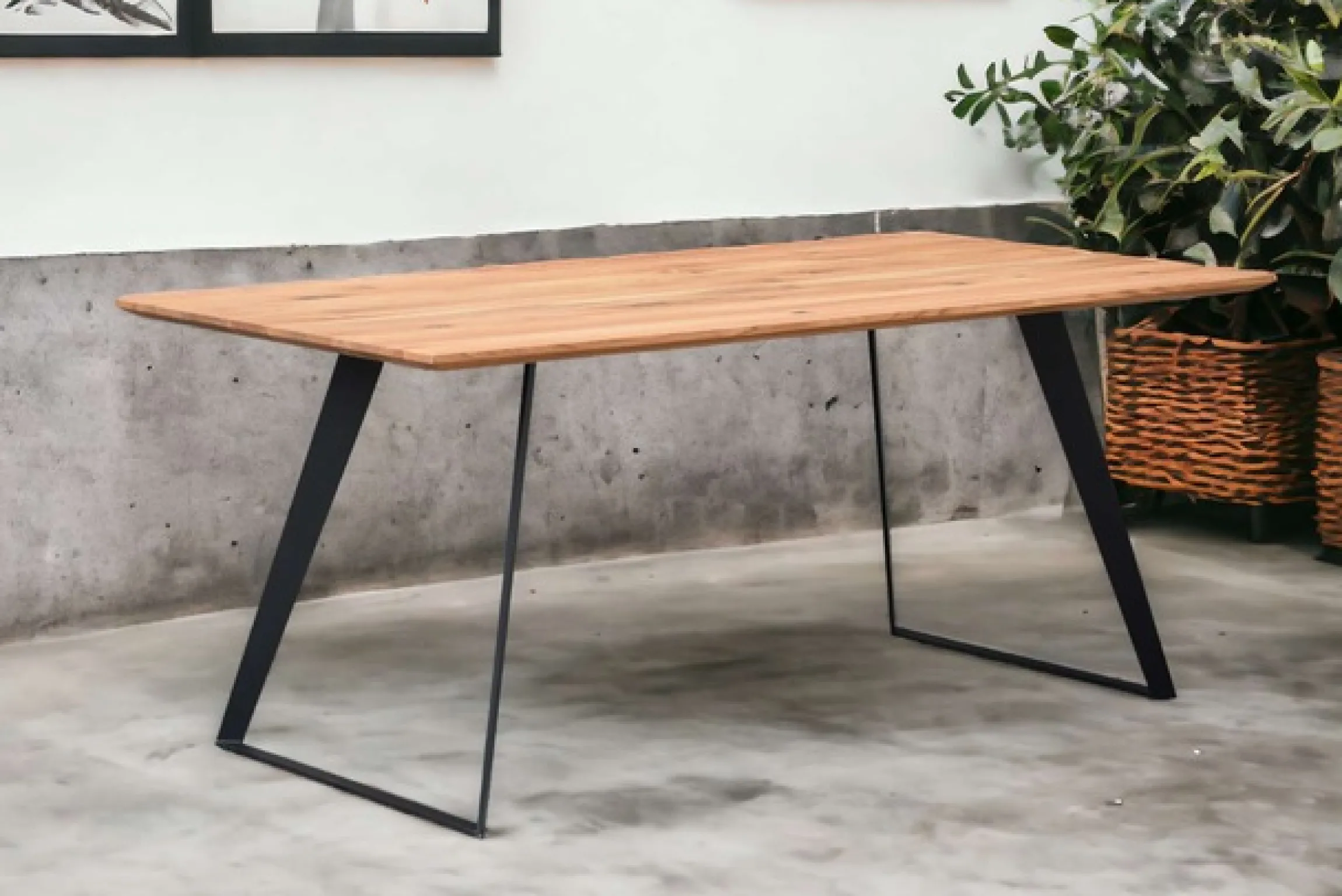 OTTO home Esstisch »Talwiese Küchentisch, U-Form Metallgestell, Wildeiche massiv geölt« Baum Kante oder Schweizer Kante, erhältlich in 3 Größen und 2 Farben