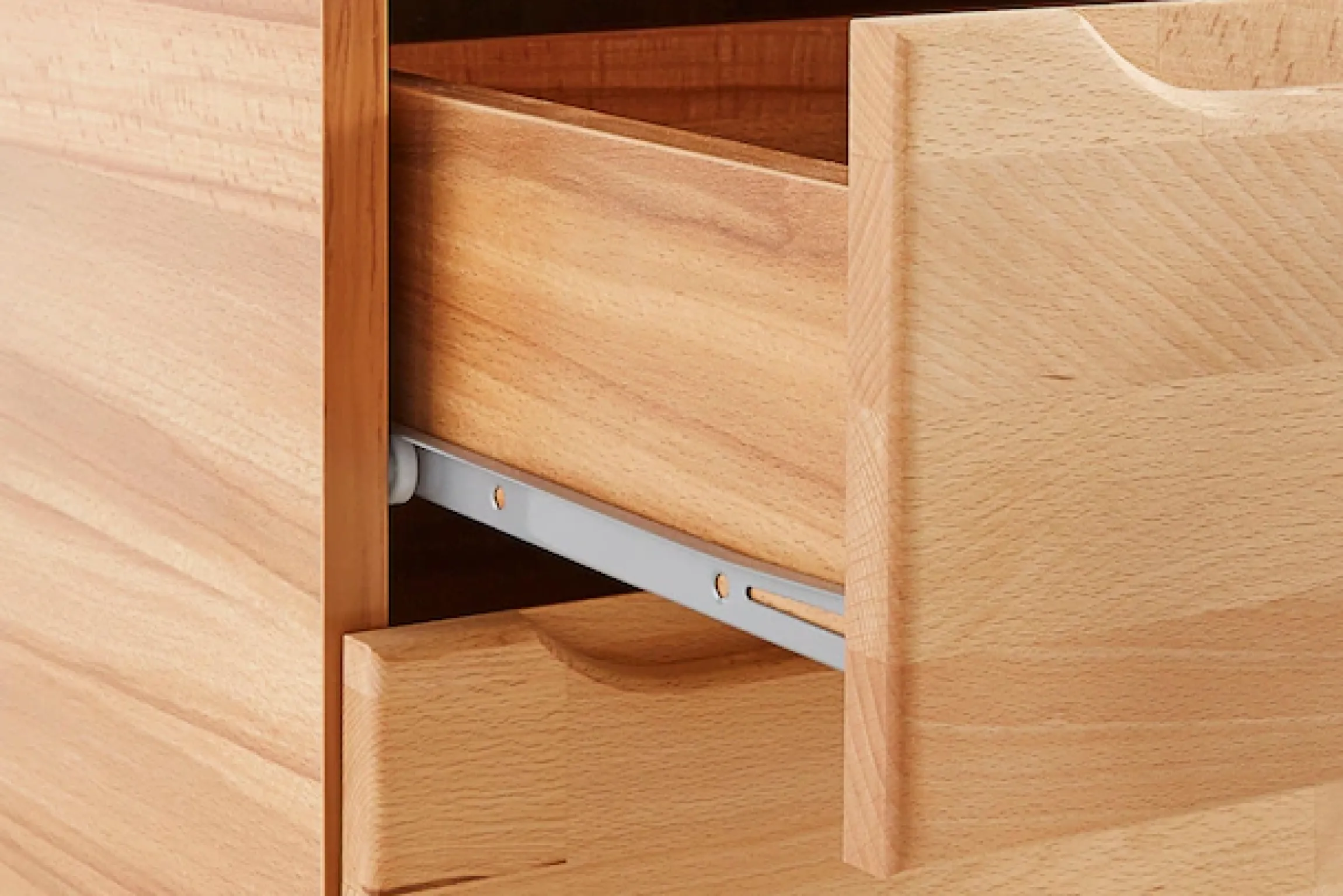 OTTO home Highboard »Vetro,150cm breit,40 cm tief,Fronten Massivholz,9 Fächer« Kernbuche massiv, Holzwerkstoff, 3Türen,6 Schubladen, Griffmulden