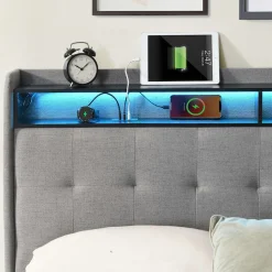 OTTO home Polsterbett »Hamar, beleuchtetes Regal, USB/ USB-C, bis 250 KG belastbar« LED-Licht und USB und USB-C Ladegerät im Kopfteil, Knopfsteppung