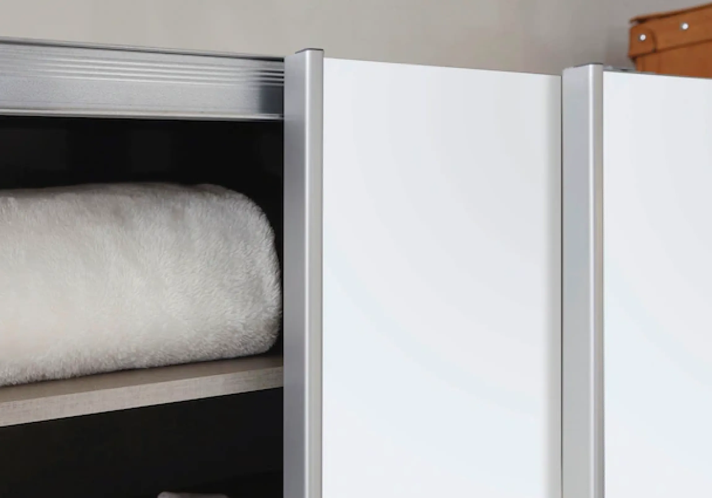 OTTO home Schwebetürenschrank »Kleiderschrank Schrank Garderobe Schlafzimmerschrank THANOS« 3 verschiedene Ausstattungen BASIC/CLASSIC/PREMIUM (inkl. SOFT-CLOSE),Optional mit Spiegel, Metall-Griffleisten alufarben MADE IN GERMANY