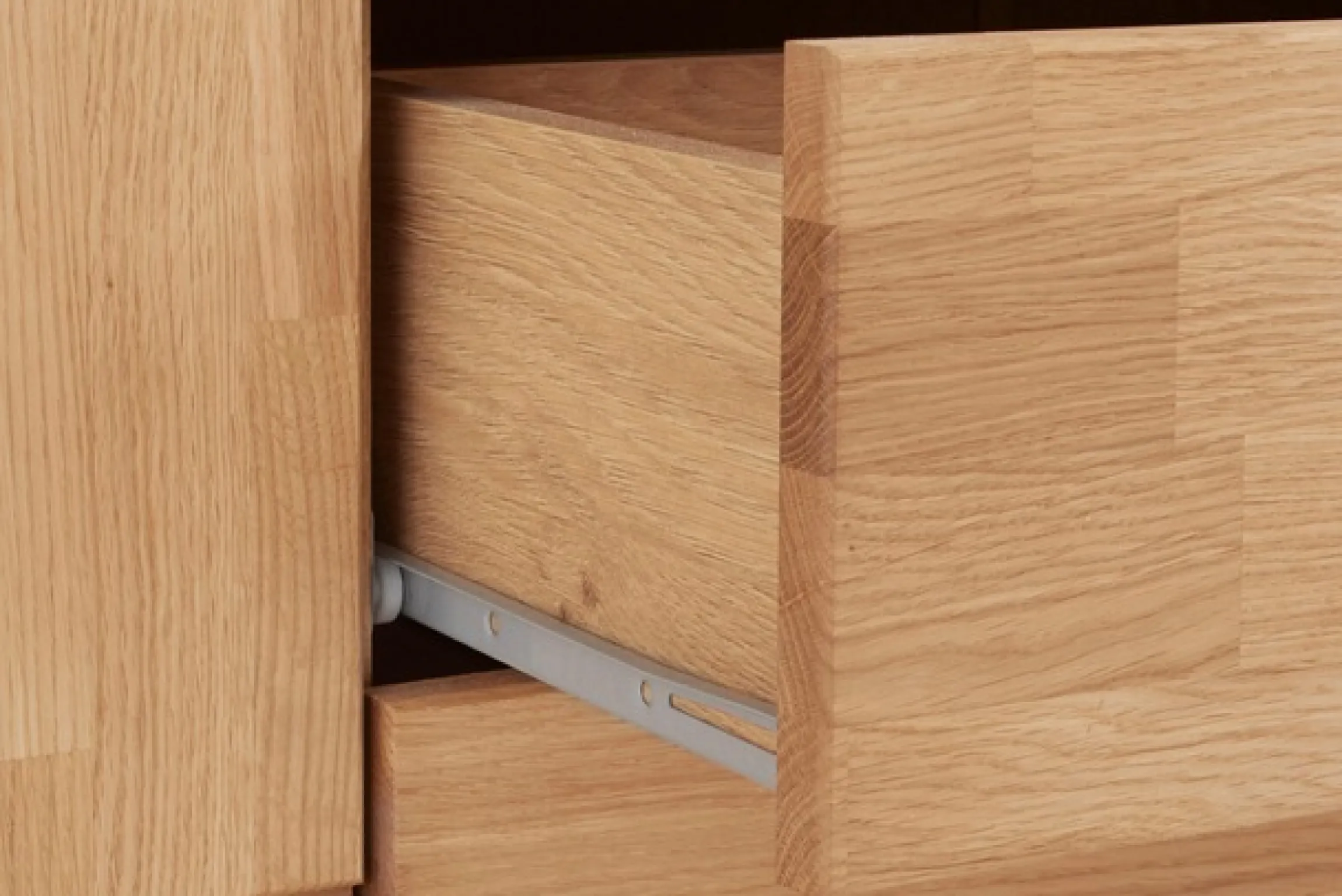OTTO home Sideboard »Ribe,180cm breit, Fronten Massivholz,7 Fächer,Böden versetzbar« Korpus Holzwerkstoff,Türen mit Glaseinsatz,3 breite Schubladen